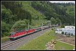 1144 096 + 1144 275 mit Güterzug bei Kaisersberg am 30.06.2020.