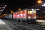 Spät in der Nacht des 21.10.2020 steht die 1144.40 mit dem DG45246 von Tarvisio Boscoverde nach Villach Süd Gvbf im Bahnhof Arnoldstein und wartet auf die Weiterfahrt.