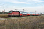 1144 122 war aufgrund von Bauarbeiten auf der Franz Josefs Bahn mit dem REX 2826 auf der Nordwestbahn unterwegs. Die Aufnahme entstand am 26.10.2020 bei Hausleiten.