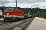 Im tadellosen Pflegezustand befindet sich die Innsbrucker 1144 206, die am 28.06.07 mit einem Gterzug den Bahnhof Kufstein ohne Halt Richtung Wrgel durchfhrt.