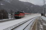 Durch den winterlichen Bahnhof Kalwang eilt am 26.1.2021 die 1144 218 mit dem IC512 in Richtung Selzthal.