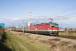 1140 207 und 1144 092 sind mit ihrem Zug gerade von Korneuburg Richtung Wien unterwegs. Im Hintergrund das kalorische Kraftwerk von Korneuburg. (04.02.2021)