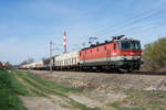 1144 067 mit einem Güterzug zwischen Korneuburg und Bisamberg. Die Aufnahme entstand am 09.04.2021.