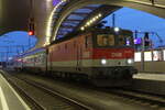 Kurz vor der Abfahrt nach Wien Hbf steht am Abend des 5.7.2021 die 1144 232 mit dem D852 in Graz Hbf bereit in die Nacht zu starten.
Die 1044 232 war in den 2000er für zwei Jahre zusammen mit der 1044 222 an Lokomotion vermietet.