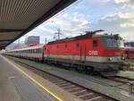 ÖBB 1144 124-5 wartet am frühen Morgen mit dem IC 118  Bodensee  nach Bochum Hbf auf Glei 8 auf die Rangierfahrt nach Gleis 3. Aufgenommen in Innsbruck Hbf am 18.09.2021