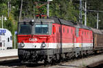 1144 247 unterstützt von einer zweiten 1144 zieht einen Güterzug von Gloggnitz kommend durch den Bahnhof Payerbach Reichenau Richtung Semmering.
