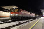 Früh morgens steht der mit der 1144 099 und 1144 119 bespannte RID57709 von Stadlau nach Graz Vbf in Kapfenberg und wartet die Einfahrt eines Güterzuges ab.