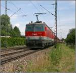 Nach der morgendlichen Tour mit einem vollen Kalkzug nach Rohrdorf (Bild ID 126572), fahren die beiden Innsbrucker 1144 216 und 234 gegen 11:44 Uhr mit einem leeren Zug zurck nach Kufstein. Also wenn im Gleiswechselbetrieb gefahren wird, knnte eine berholung stattfinden.....(29.06.07)