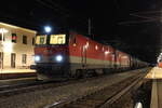 Im Bahnhof Breitenstein wartet in der Nacht des 13.4.2022 der RID57709 von Stadlau nach Graz Vbf kurz die Vorfahrt der RJ853 ab um dann seine Fahrt fortzusetzen.
Der werktags verkehrende Ölzug wurde von der 1144 263 und 212 bespannt sowie von der 1144 201 geschoben.
