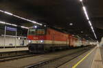An den zu dem Zeitpunkt noch unberührten Gleisanlagen und Bahnsteigen des Wiener Franz-Josefs-Bahnhofes erreichte 1144 247 mit ihrer  Kamelgarnitur  als REX 2175 den Prellbock.