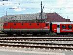 1144 209-4 schiebt eine CS-Garnitur durch den Hauptbahnhof von Linz; 220721
