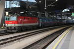 ÖBB 1144 267 mit dem NJ 233 / NJ 40233 nach Milano Porta Garibaldi und Roma Termini, am 15.08.2022  in Wien Hauptbahnhof.