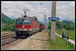 Das Wettrennen Güterzug gegen Traktor am 18.05.2004 in Schaftenau gewann überlegen der Güterzug. 1144 285 + 1144 289 fahren mit ihrem Güterzug in Schaftenau Richtung Westen.