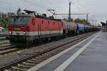1144 035 wartet am 21.10.2022 mit einem Kesselwagenzug auf Streckenfreigabe Richtung Bregenz