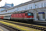 ÖBB 1144 220-1 steht mit einem Regionalzug in Salzburg Hbf. (28.12.2022)