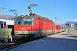 ÖBB 1144 091 wartet mit einem REX in Wörgl Hbf zur Fahrt nach Salzburg Hbf.