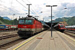 ÖBB 1144 118 verlässt mit dem IC 793 (Klagenfurt Hbf - Salzburg Hbf) den Bahnhof Schwarzach-St. Veit. (10.06.2023)
