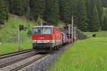 ÖBB 1144 206 taucht aus mit ihrer Autoschleuse Tauernbahn (Böckstein - Mallnitz-Obervellach) aus dem Tauerntunnel hervor. (11.06.2023)
