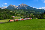 Für mich der Motivklassiker zwischen Windischgarsten und Spital am Pyhrn: Bei Gleinkerau ergibt sich dieser schöne Blick auf den Großen Pyhrgas - mit 2.244 Metern der höchste Gipfel und Westpfeiler der Haller Mauern. Am 31. Mai 2025 konnte ich dort den REX 3914 auf seiner Fahrt nach Linz HBF aufnehmen, der an diesem Tage von der 1144.223 gezogen wurde. Inzwischen hat die Zahl der lokbespannten Personenzüge auf der Pyhrnbahn stark abgenommen. Bedauerlich aus Fotografensicht, zumal der Güterverkehr auch nicht der dichteste ist, wenn nicht gerade aufgrund anderer Streckensperren über Selzthal umgeleitet wird. 