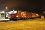 Spät abends am 19.11.2025 stehen die 1293 188 und die 1144 037 mit einem gemischten Güterzug von Graz Vbf nach Linz Vbf im Bahnhof Gratwein-Gratkorn und warten auf die Weiterfahrt.