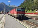 ÖBB 1144 254 mit Autozug (Autoschleuse Tauernbahn) im Bf Mallnitz-Obervellach, bereit für die Fahrt nach Böckstein am 15. Juli 2023.