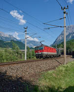 1144 274 hatte am 21.06.2026 eine unbekannt gebliebene 2067 im Schlepp als sie zwischen Werfen und Pfarrwerfen vom Fotografen erwartet wurde.