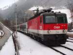 Die 1144 242 mit Regio nach Innsbruck Hbf bei der Einfahrt in St. Jodok am 14.11.2007