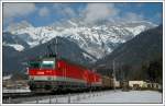 1144 236 an der Spitze dieses Gterzuges, aufgenommen am 16.2.2008 zwischen Leogang und Saalfelden mit den Leoganger Steinbergen im Hintergrund.