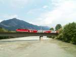 1144 berquert die Innbrcke, die sich gleich nach der Ausfahrt aus dem Bahnhof Brixlegg befindet (16.5.2008)