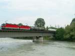 1144 Tandem samt Gterzug beim berqueren der Innbrcke kurz nach Brixlegg (16.5.2008)