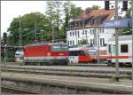 1144 212-8 bernimmt in Lindau Hbf IC 119 nach Innsbruck. Dahinter fhrt ein Regionalzug aus Bregenz mit 4024 003-8 ein. (26.05.2008)