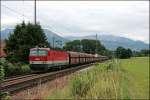 Die Innsbrucker 1144 217 bringt einen Kalkzug(?) von Kirchbichl nach Rohrdorf. Abgelichtet am 04.07.2008 vor dem Kaisergebirge.
