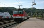 Wechsel vom Kloster nach Kufstein: 1144 243 durchfhrt ohne Halt mit einem Kombizug den Bahnhof Kufstein.