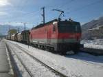 1114 211-0 steht als Schublok fr einen Gterzug in Schwaz und wartet auf die berholung durch IC 87.