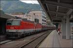 1144 240 (9181 1144 240-9) und eine Schwesterlok rollt mit einem Kalkzug in Kufstein ein.