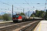 1144 265 (noch mit Pflatsch) mit einem Gterzug am 25.04.2009 in Brixlegg.
