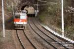 1144-221 mit ihrem Regionalzug nhert sich, vom Brenner kommend, Unterberg QdK, soeben hat sie den dortigen Tunnel passiert. 24. April 2005 kHds