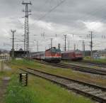 Bahnhof Attnang-Puchheim am 29. August 2009: Whrend links 11 44 288-6 mit einem Regionalzug abgestellt ist, fhrt rechts der Railjet gezogen von 1116 206 ein.