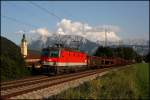 Im Abendlicht des 07.08.2009 konnte zumglck die Innsbrucker 1144 215 (9181 1144 215-1) mit diesem kurzen Gterzug (10 Waggons) beim Kloster Raisach abgelichtet werden. 