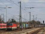 1144 279 durchfhrt am 20.03.10 mit einem KLV-Zug aus Italien den Bahnhof Trudering auf dem Weg nach MOR.