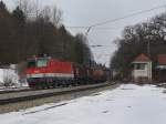Die 1144 219 am 13.03.2010 mit einem Gterzug bei der Durchfahrt in Aling.