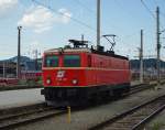 Eine alte Dame mit modernster LED Beleuchtung: 1144 40 fhrt in ein Gleis des Salzburger Bahnhofs um einen Regionalzug zu bernehmen.