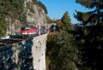 1144 281 berquert mit einem Containerganzzug das 87 m lange Krausel-Klause-Viadukt, wenige Meter nach dem Bahnhof in Breitenstein. Die Aufnahme entstand am 22.10.2010.