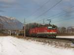 Die 1144 212 und eine 1116 am 29.01.2011 mit einem Gterzug unterwegs bei Schwaz.