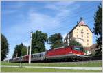 1144 102 passiert mit REX 1508 Schloss Goldenstein in Elsbethen. 06.08.11