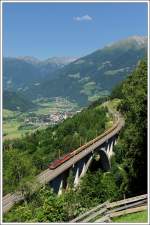 1144 093 und 021 mit dem Bedarfszug 90131 am 28.6.2011 bei der Querung der Falkensteinbrcke auf der Tauern Sdrampe mit Blick in das Mlltal.

