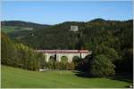 Intercity 733 von Lienz nach Wien, fhrt ber das 151m lange Adlitzgraben-Viadukt nahe Semmering.
18.10.2011