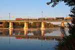 Noch ein Brckenbild: In der Morgenfrhe des 15.10.2011, als sich die zarten Nebelschwaden gelichtet hatten, berquert die BR 1x44 mit einem Kesselwagenganzzug  die Brcke ber das Wiener Entlastungsgerinne, Richtung Wien Simmering.