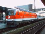 1144 208-4 ohne  Rail-Cargo-Logo  bringt am 08.04.2006 den      IC 743 (Volkshochschule Wien) von Salzburg nach Wien.
Hier glnzt die sehr saubere Lok in der Abendsonne von Wels.
 