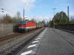 1144 211 durchfhrt mit einem Gterzug den Bahnhof Kiefersfelden (D) am 21.10.2011.